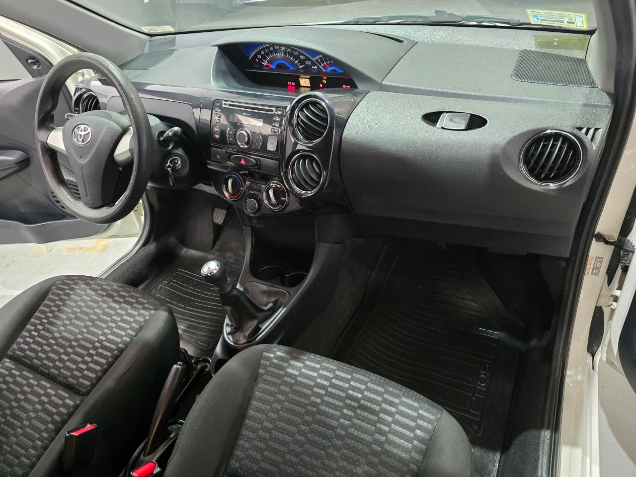Toyota Etios 2015 Xs 1.5 5p Manual 9