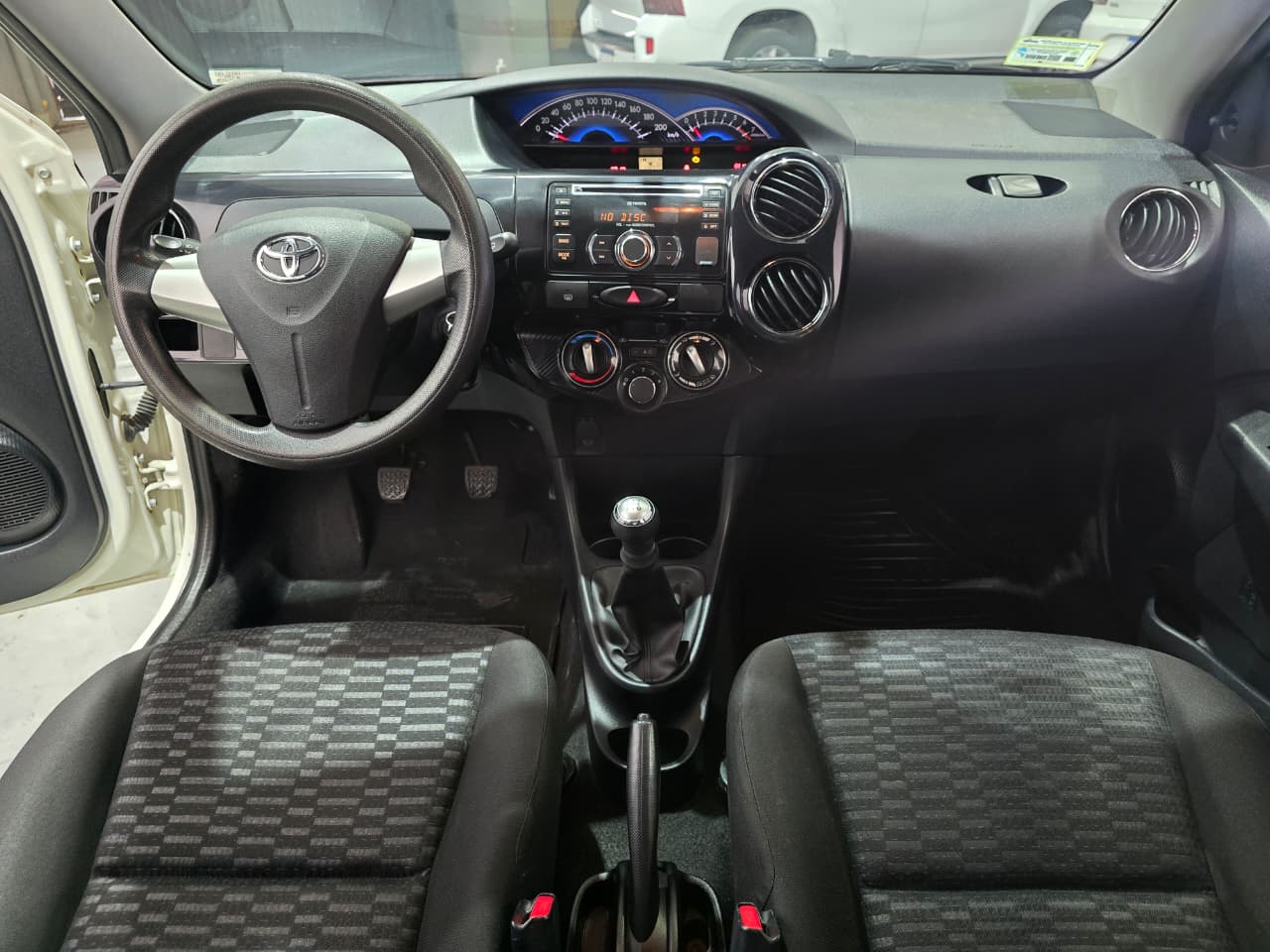 Toyota Etios 2015 Xs 1.5 5p Manual 8