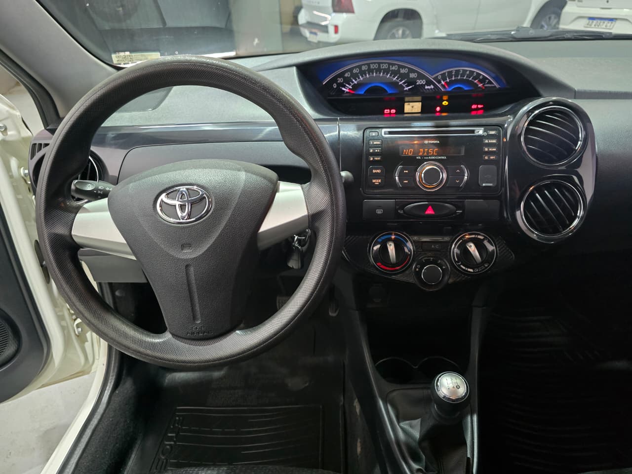 Toyota Etios 2015 Xs 1.5 5p Manual 6