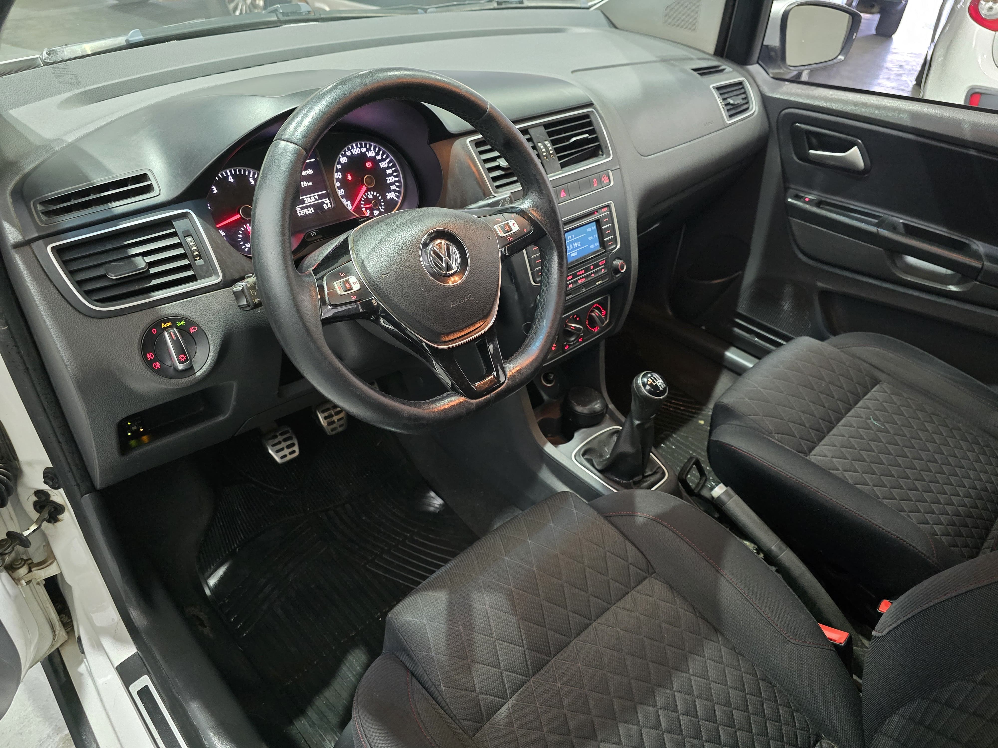 Volkswagen Suran Cross 2015 1.6 Highline L/15 Manual 5