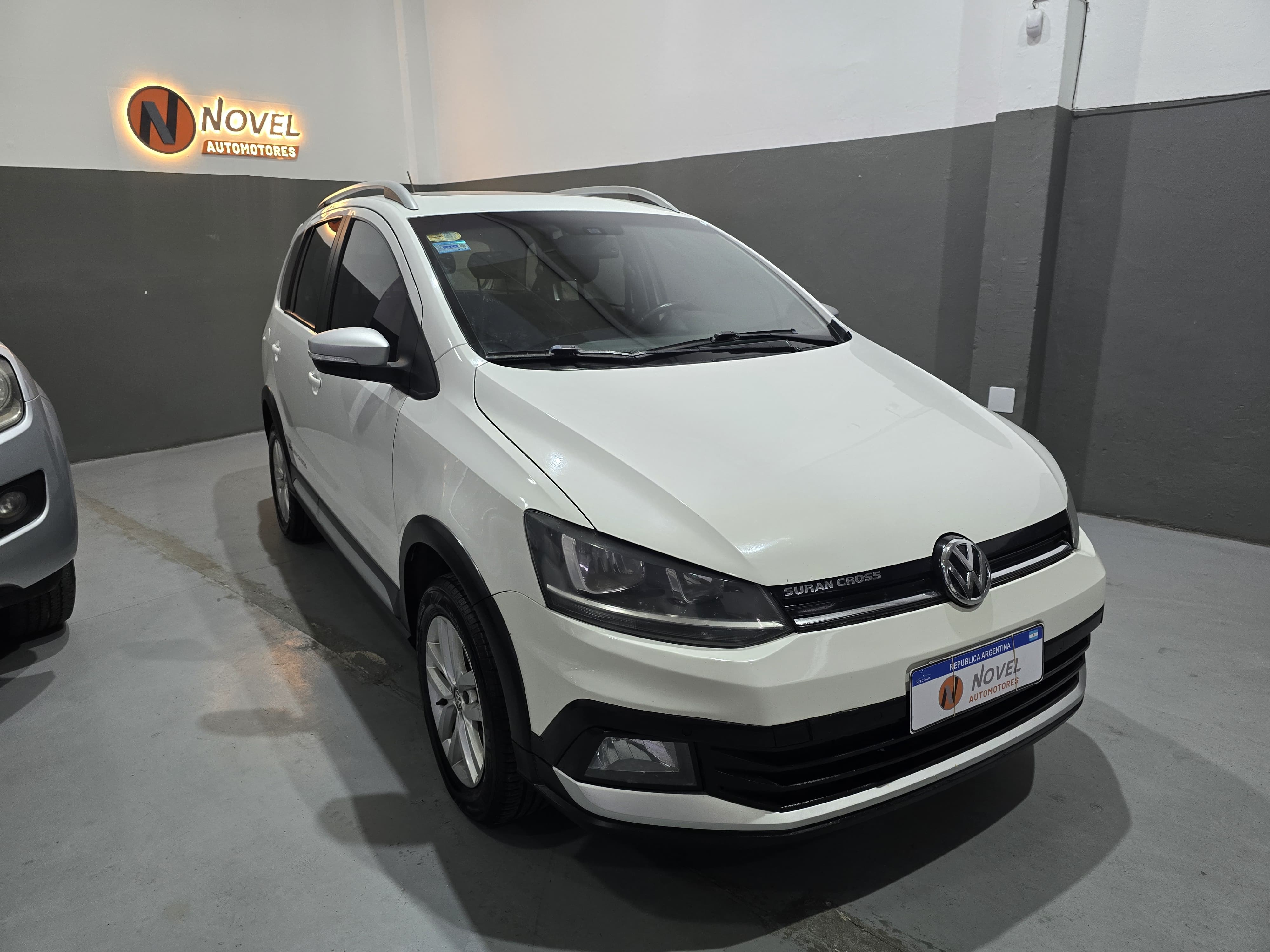 Volkswagen Suran Cross 2015 1.6 Highline L/15 Manual 10